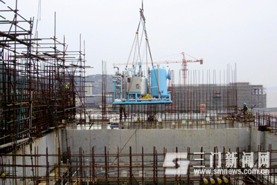 核电1号核岛附属厂房首次进行机械设备安装工