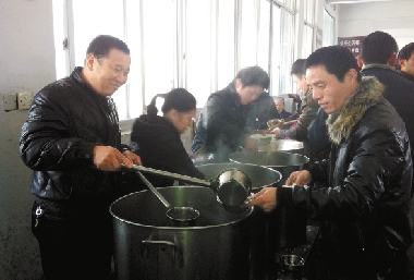 老总去食堂打饭_食堂阿姨打饭照片