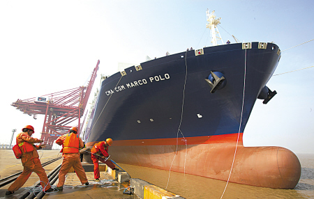全球最大集装箱船 达飞·马可波罗 首航宁波港