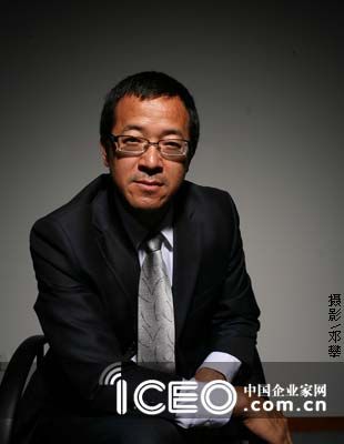 公司里老总_公司老总走在大厅里(2)
