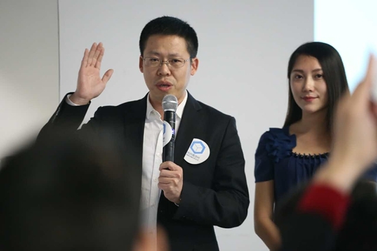 老总亲密书_亲密的情侣头像动漫(3)